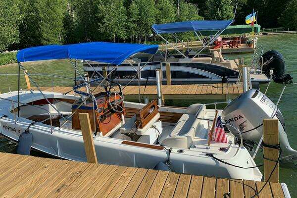 Photo of the 1972 Boston Whaler 21 Outrage Rib Side