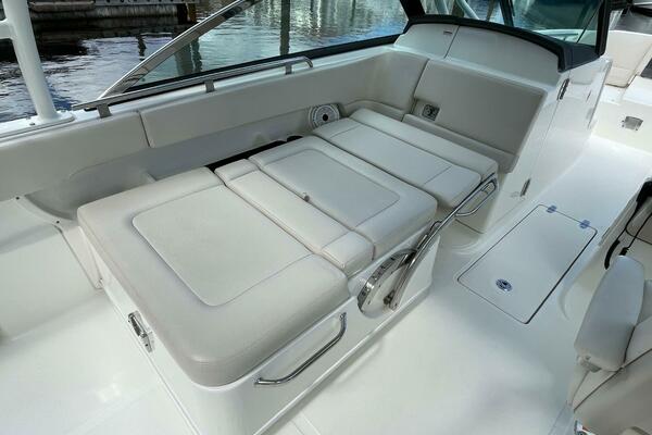 Boston Whaler 27 DC- Convertible co-captain chair