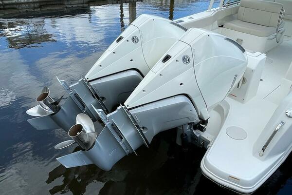 Boston Whaler 27 DC- Engines