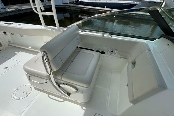 Boston Whaler 27 DC- Convertible co-captain chair