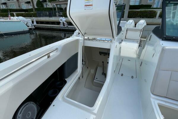 Boston Whaler 27 DC- Head