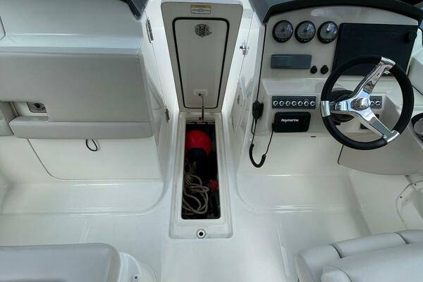 Boston Whaler 27 DC- Storage