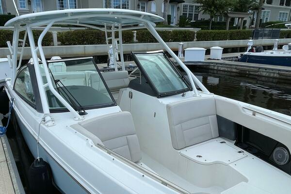 Boston Whaler 27 DC- Dual Console