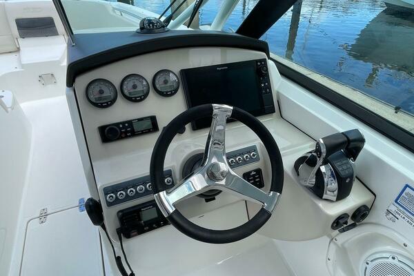Boston Whaler 27 DC- Helm