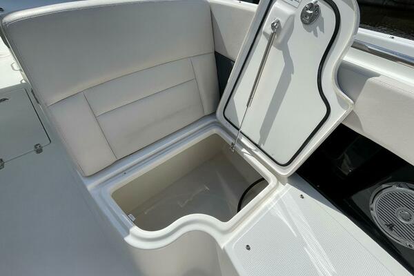 Boston Whaler 27 DC- Storage