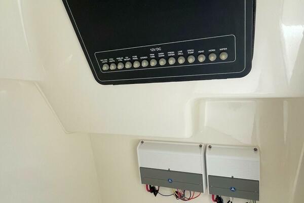 Boston Whaler 27 DC- Controls