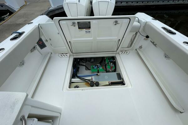 Boston Whaler 27 DC- Storage