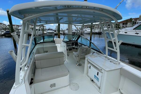Boston Whaler 27 DC- Cockpit/Helm