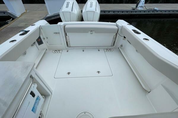 Boston Whaler 27 DC- Cockpit