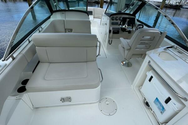 Boston Whaler 27 DC- Cockpit/Helm