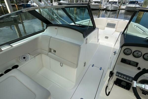 Boston Whaler 27 DC- Dual Console
