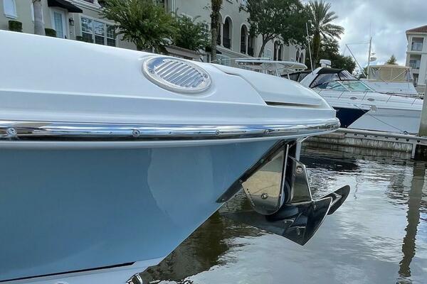 Boston Whaler 27 DC- Bow
