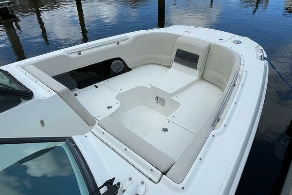 Boston Whaler 27 DC- Bow