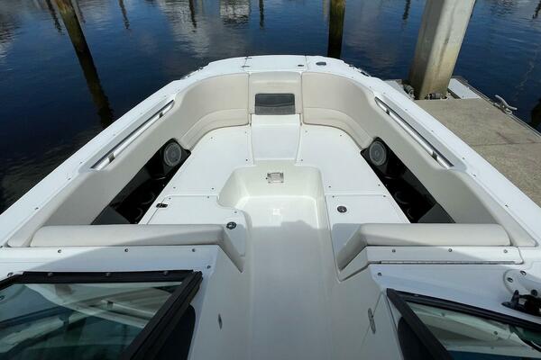 Boston Whaler 27 DC- Bow