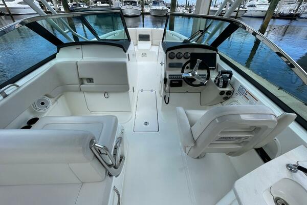 Boston Whaler 27 DC- Helm