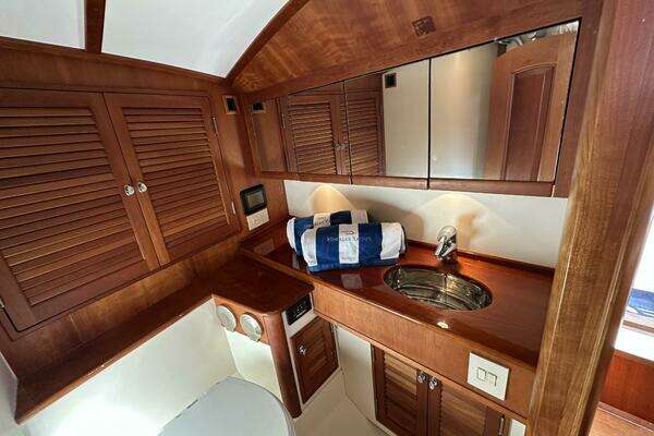 Hinckley Talaria 38 Runabout Convertible Yacht For Sale