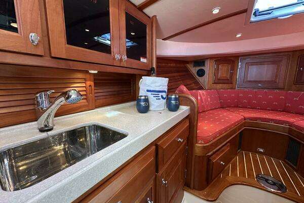 Hinckley Talaria 38 Runabout Convertible Yacht For Sale