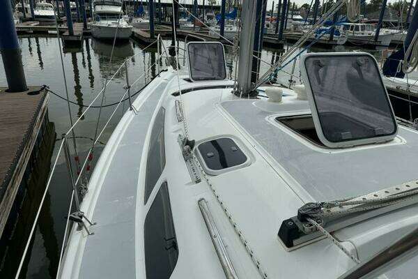 Photo of the 1995 Hunter 336 "Gingerly"