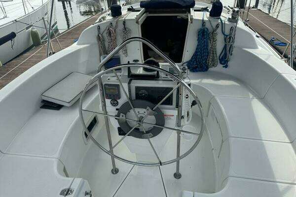 Photo of the 1995 Hunter 336 "Gingerly"