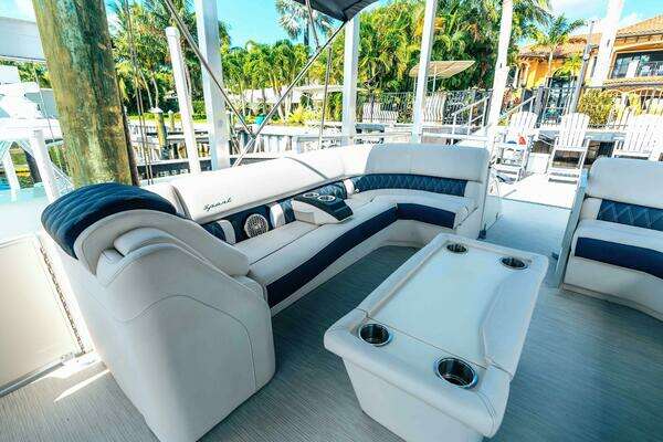 Bennington QSBAX2 Swingback Yacht For Sale