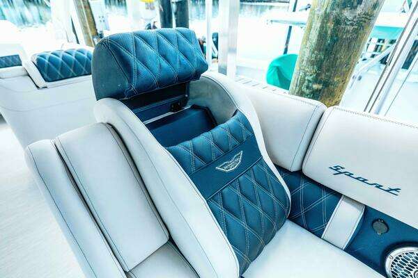 Bennington QSBAX2 Swingback Yacht For Sale