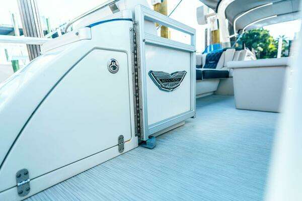 Bennington QSBAX2 Swingback Yacht For Sale