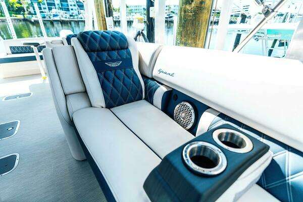 Bennington QSBAX2 Swingback Yacht For Sale