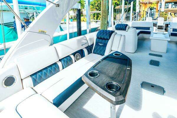 Bennington QSBAX2 Swingback Yacht For Sale