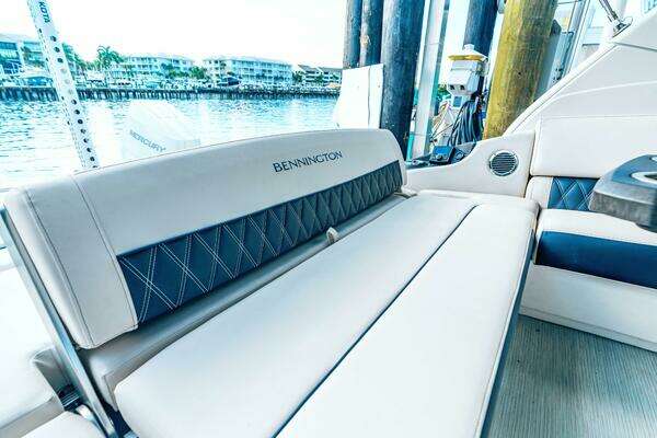 Bennington QSBAX2 Swingback Yacht For Sale