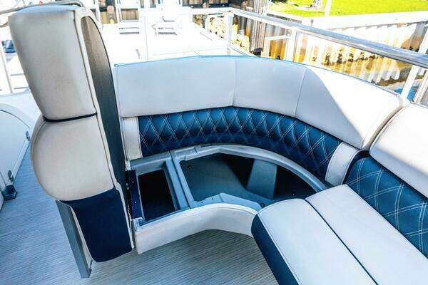 Bennington QSBAX2 Swingback Yacht For Sale