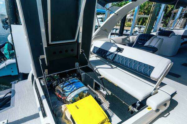 Bennington QSBAX2 Swingback Yacht For Sale