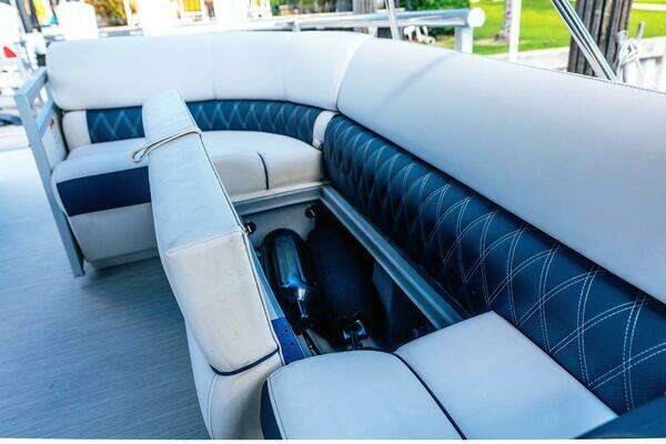 Bennington QSBAX2 Swingback Yacht For Sale