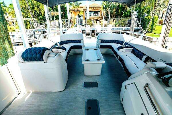 Bennington QSBAX2 Swingback Yacht For Sale