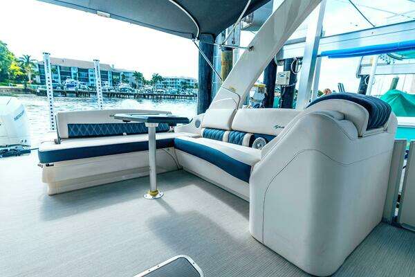 Bennington QSBAX2 Swingback Yacht For Sale