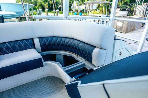 Bennington QSBAX2 Swingback Yacht For Sale