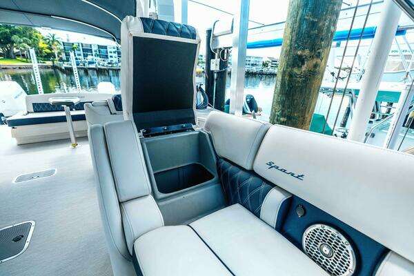 Bennington QSBAX2 Swingback Yacht For Sale