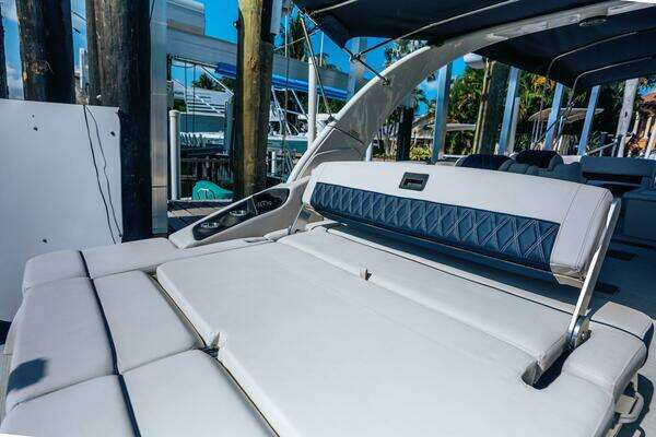 Bennington QSBAX2 Swingback Yacht For Sale