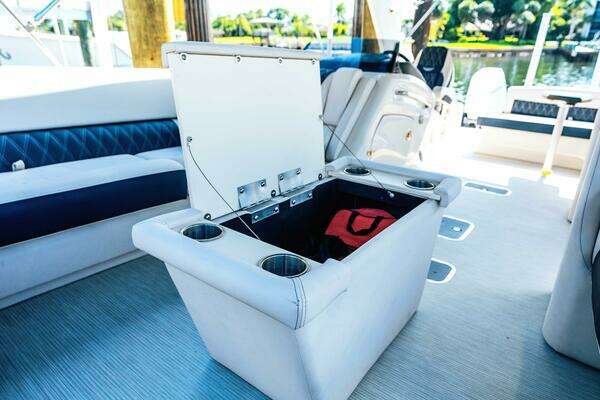 Bennington QSBAX2 Swingback Yacht For Sale