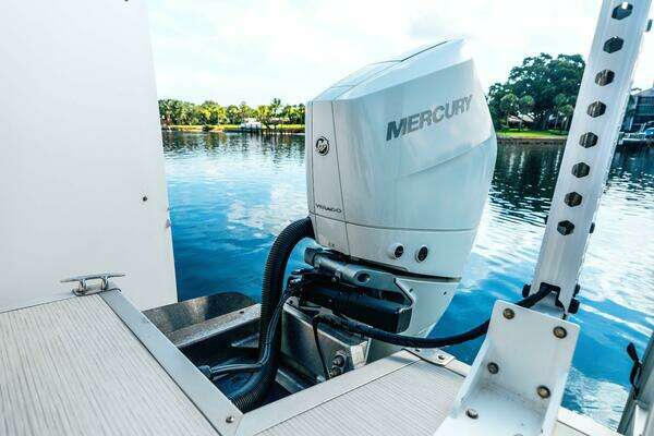 Bennington QSBAX2 Swingback Yacht For Sale