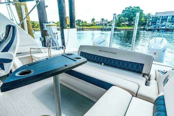 Bennington QSBAX2 Swingback Yacht For Sale