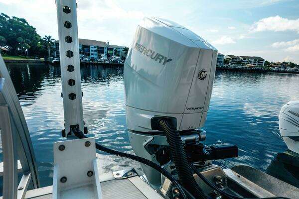 Bennington QSBAX2 Swingback Yacht For Sale