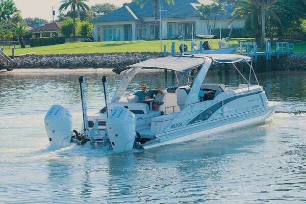 Bennington QSBAX2 Swingback Yacht For Sale