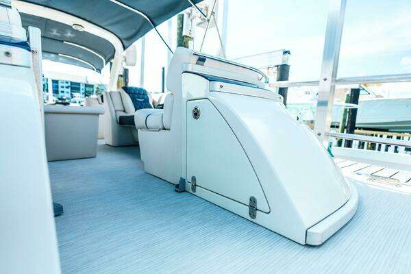 Bennington QSBAX2 Swingback Yacht For Sale