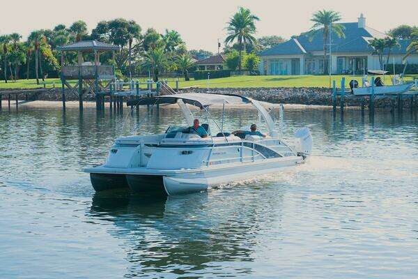 Bennington QSBAX2 Swingback Yacht For Sale