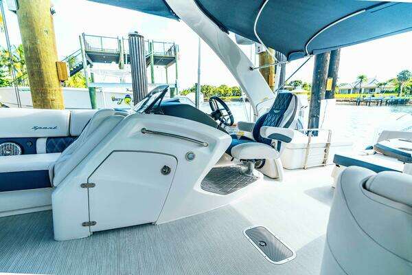 Bennington QSBAX2 Swingback Yacht For Sale