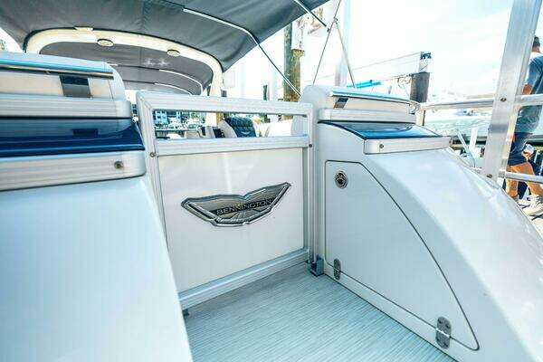 Bennington QSBAX2 Swingback Yacht For Sale