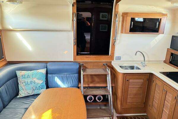 Island Packet 360 Hardtop Express Cruiser Yacht For Sale