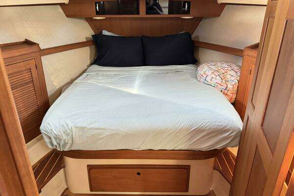 Island Packet 360 Hardtop Express Cruiser Yacht For Sale