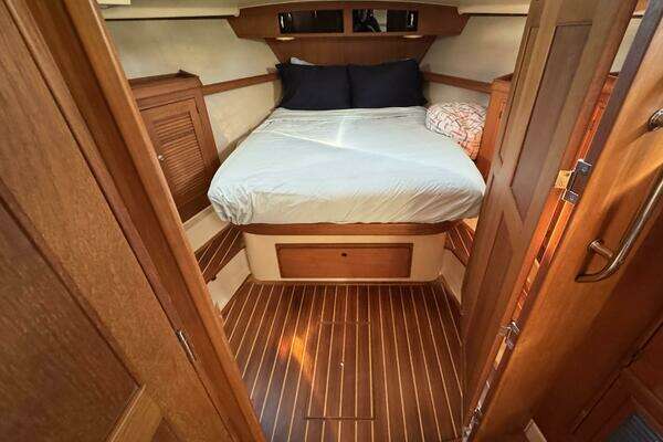 Island Packet 360 Hardtop Express Cruiser Yacht For Sale