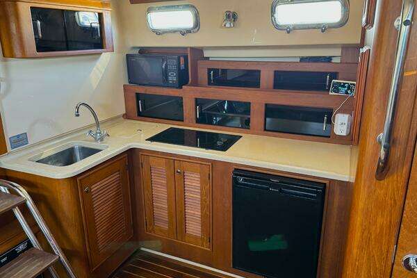 Island Packet 360 Hardtop Express Cruiser Yacht For Sale
